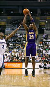 Kobe Bryant au tir en suspension en 2007.