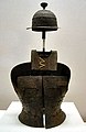 Cascu de fierro y armadura cond ecoraciones de bronce, periodu Kofun, sieglu V.