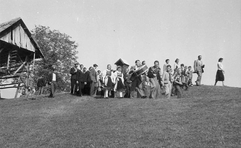File:Konta ob križu na poti v Gorjansko cerkev, na dan žegnanja 1951.jpg