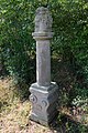 Pedestal de un santuario al borde del camino