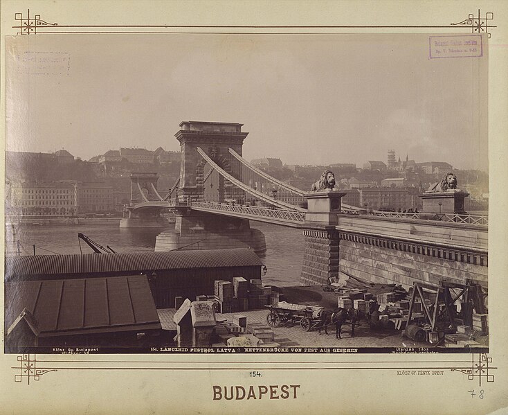 File:Lánchíd az Eötvös tér felől nézve. Előtérben a teherhajó kikötő raktárai a rakparton. - Budapest, Fortepan 82478.jpg