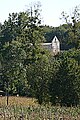 L'église Saint-Hilaire vue des champs.