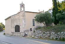 Un piccolo edificio con poche pietre a vista, sormontato da un piccolo campanile