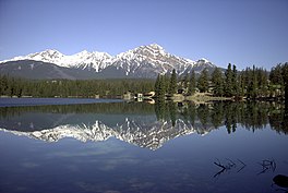 Lac Beavart dan Jasper Park Lodge.jpg