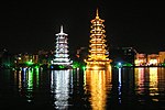 Miniatuur voor Bestand:Lake Shanhu pagodas at night.jpg