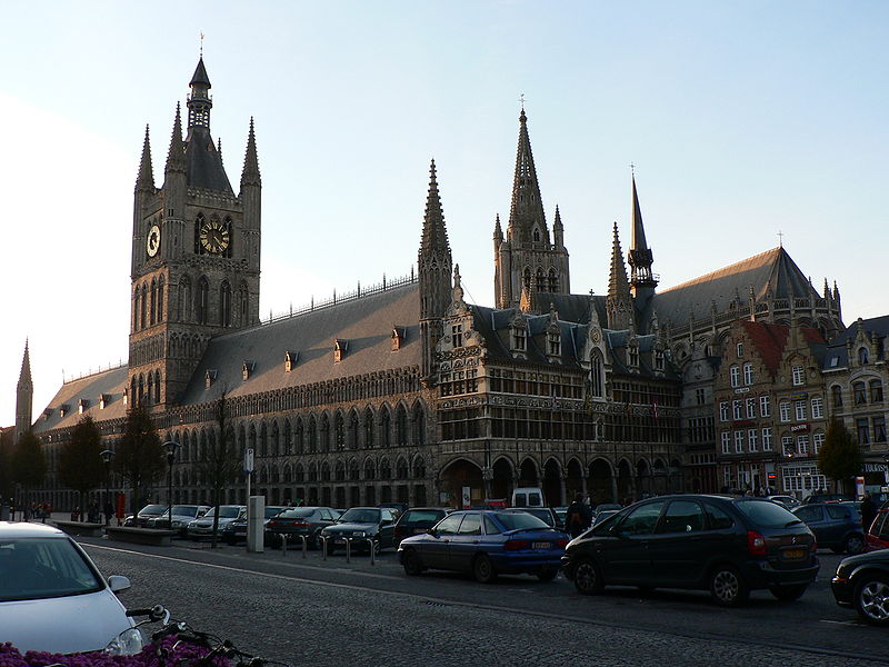 800px-Lakenhalle_Ieper