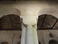 Église paroissiale Saint-Pierre-et-Saint-Paul : arcades et chapiteau romans.