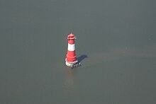 Von Wasser umgebener Leuchtturm Arngast aus der Luft