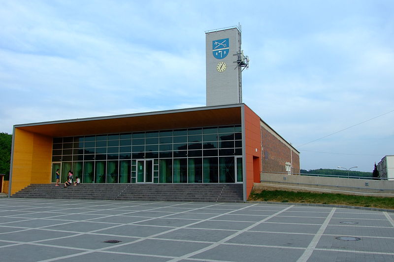 File:Library in Mokrá.JPG