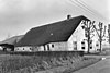 Boerderij, gepleisterd langhuis, afgewolfde voorgevel, rietgedekt