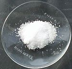 Sampel litium klorida di dalam piring kaca jernih