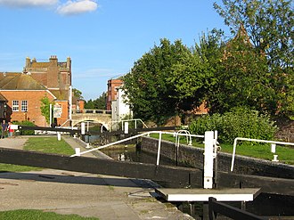 The bridge seen looking downstream from the lock Lock on the Kennet and Avon Canal in Central Newbury Berkshire.JPG