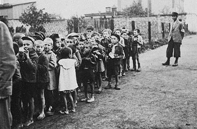 File:Lodz Ghetto children deportation to Chelmno.jpg