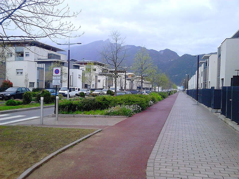 File:Logements lac Aix-les-Bains 2.JPG