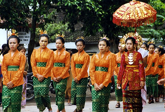 A Lombok wedding party using songket. In Lombok, most weddings are held during the month of April, and the parades are held on Sunday, West Nusa Tenggara.