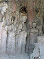 Statues dans une grotte de Binyang à Longmen.