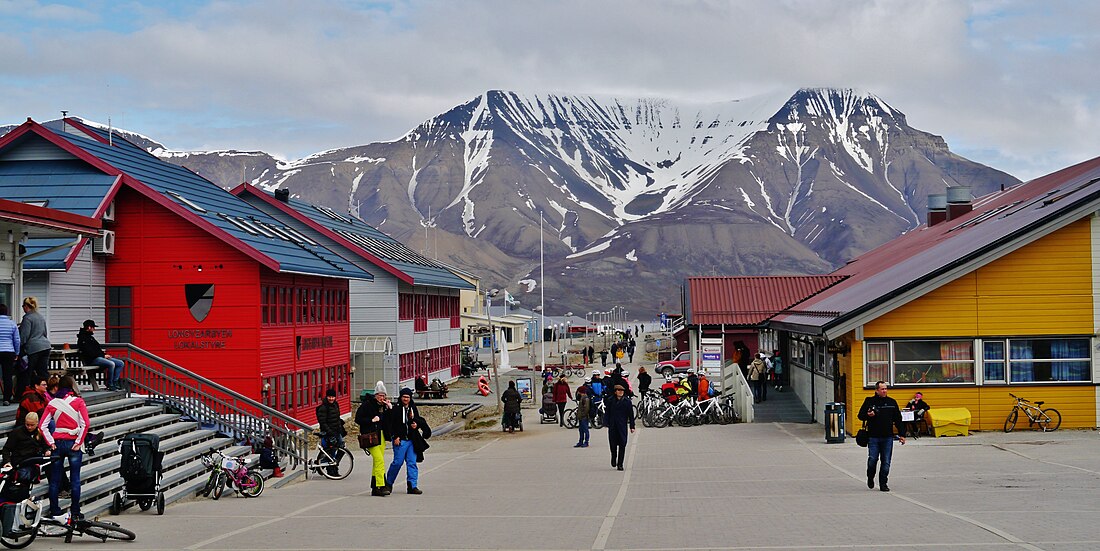 File:Longyearbyen unterwegs in Longyearbyen 37.jpg