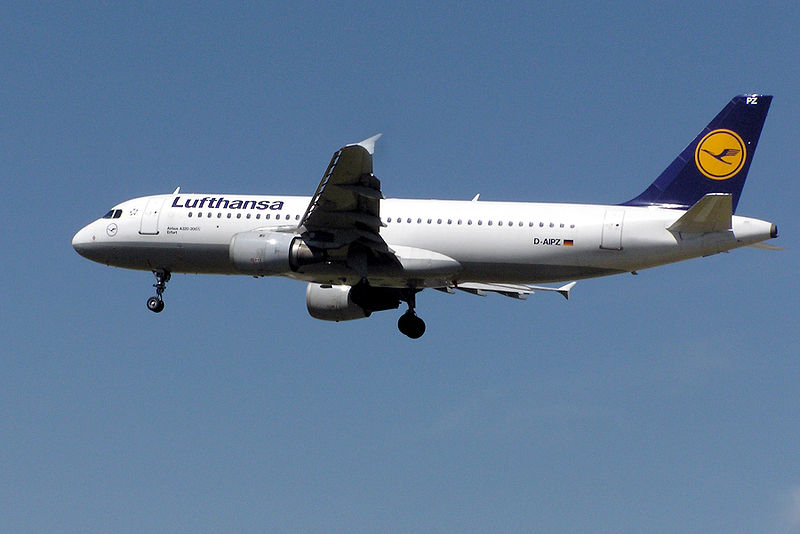 صورة:Lufthansa.a320-200.d-aipz.arp.jpg