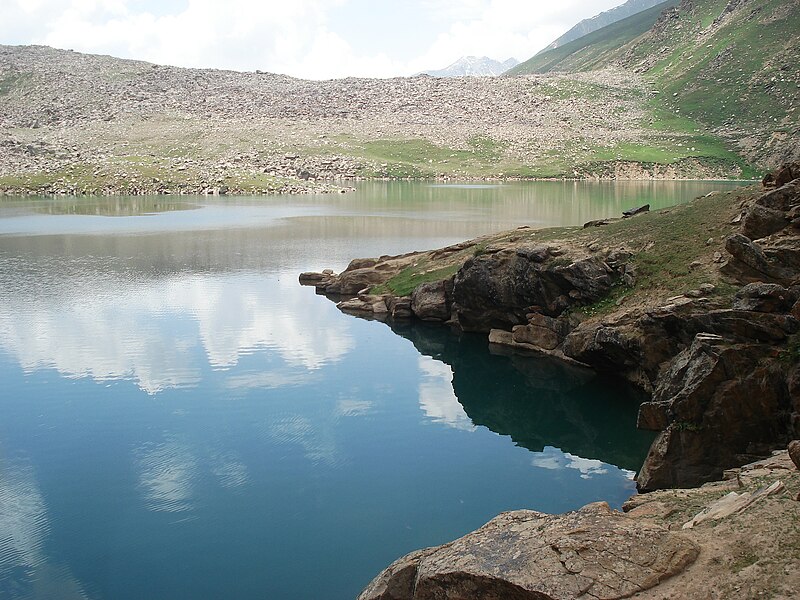 File:Lulusar lake in pakistan.JPG