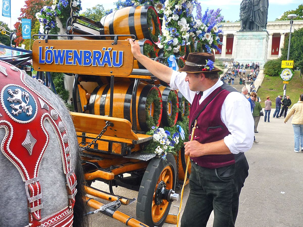 München, Oktoberfest-Kutscher.jpg