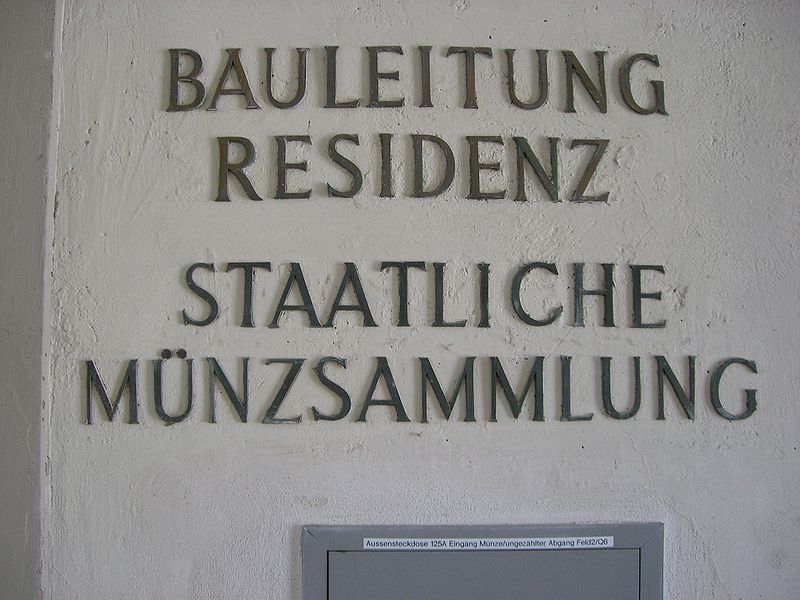 File:München Staatliche Münzsammlung (Schild).JPG