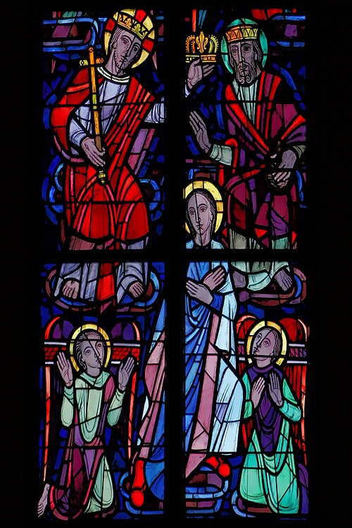 Maria als Patronin der triumphierenden Kirche (mittleres Chorfenster oben)