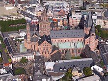 Luftbild von Süden: der Hohe Dom zu Mainz in der Altstadt am Höfchen