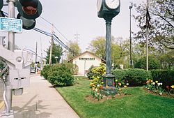 Главная станция Малвернской железной дороги Лонг-Айленда рядом с деревенским холлом.