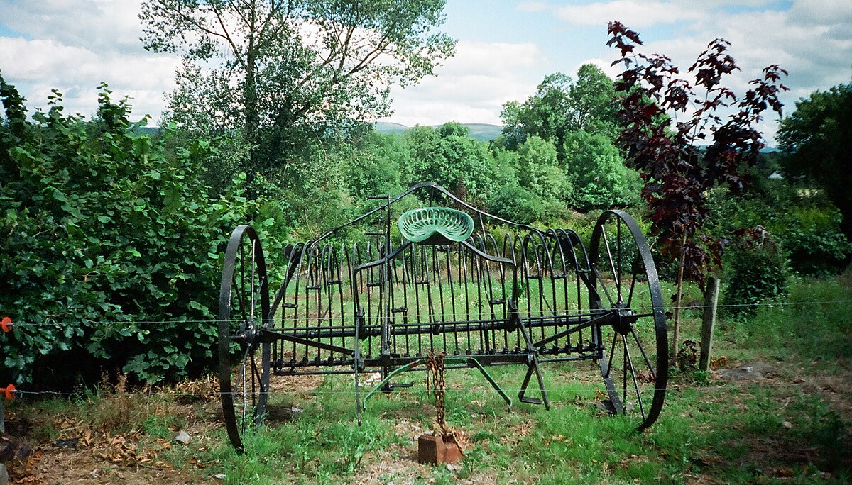 File:Manual hay buck rake.jpg - Wikimedia Commons