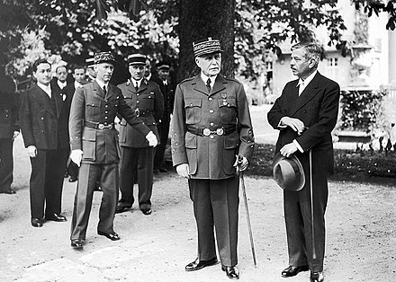 Pétain et Laval dans le parc du pavillon Sévigné à Vichy, vers 1942.