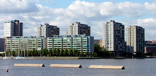 Merihaka, belonging to the Vilhonvuori quarter, was built on the Sörnäinen shore, partly on reclaimed land, in the 1970s.