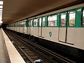 MP 73 sorozatú szerelvény a 6-os vonalon Montparnasse – Bienvenüe állomáson