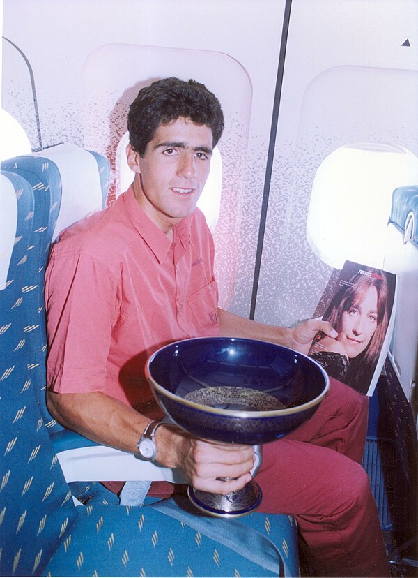 Induráin with the trophy won at the 1991 Tour de France