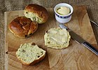 Krentenbollen (bánh lý chua) đôi khi được ăn với bơ nhưng cũng có lúc với pho mát, dùng làm bữa sáng, bữa chưa hoặc một món ăn nhẹ.
