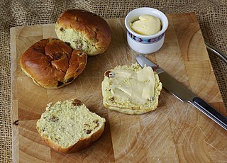<span class="mw-page-title-main">Currant bun</span> Form of sweetened bread