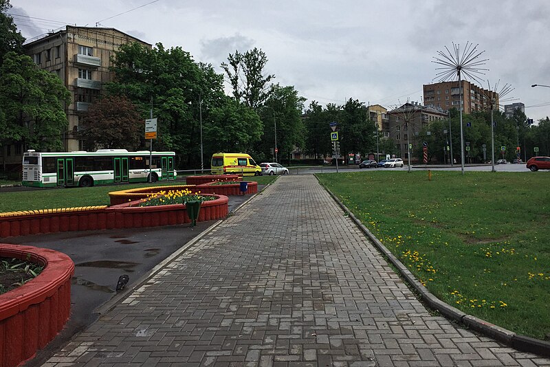 File:Moscow, Sirenevy Bulvar and 3rd Parkovaya Street (31001289120).jpg