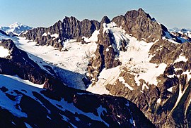 Velika, surova planina uzdiže se iznad snježnog grebena