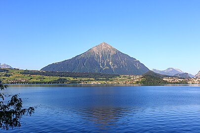 Niesen mit Thunersee, Blick von Merligen