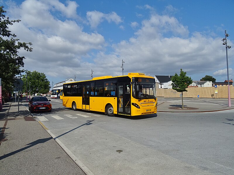 File:Movia bus line 661R at Vordingborg Station 01.jpg