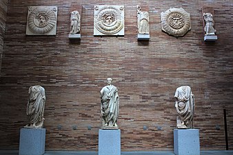 Estatuas y relieves romanos.