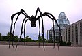 Louise Bourgeois, Maman, en el exterior del museo