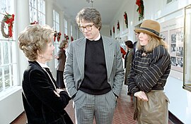 Nancy Reagan falando com Warren Beatty e Diane Keaton durante uma tomada dos Reds no Family Theatre, 1981