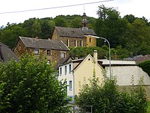 Friedhofskapelle und ehemalige Schule (Bruchsteingebäude)