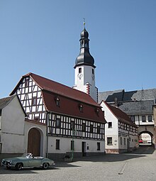 Blick auf den historischen Neumarker Markt mit Kirche im Hintergrund