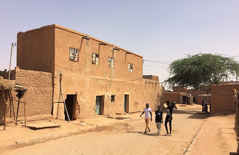 File:Niger, Agadez (45), three boys in the old town.jpg