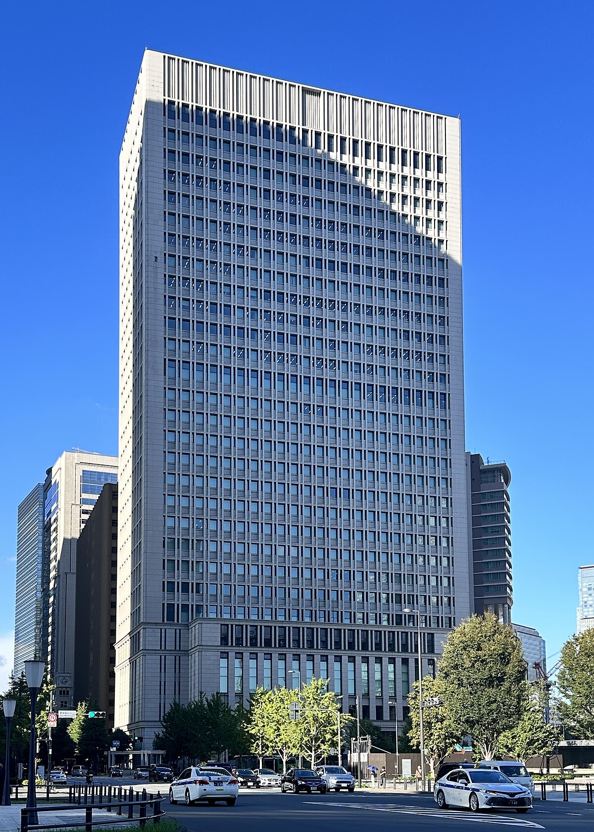 https://upload.wikimedia.org/wikipedia/commons/thumb/4/4d/Nippon_Life_Marunouchi_Building.jpg/1200px-Nippon_Life_Marunouchi_Building.jpg