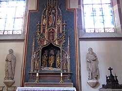 Saint-Sépulcre (1504) et statues baroques de St Pierre et de St Paul