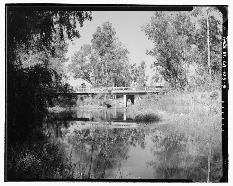 File:Oblique view of the west side of Cottonwood Creek Bridge, facing southeast from the north bank of the creek. - Cottonwood Creek Bridge, Spanning Cottonwood Creek on Road 28, Madera, HAER CA-325-3.tif