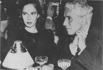 Sa grand-mère Oona O'Neill et son grand-père Charlie Chaplin en 1944.