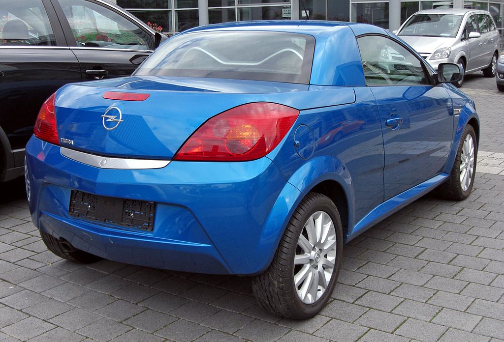 https://upload.wikimedia.org/wikipedia/commons/thumb/4/4d/Opel_Tigra_TwinTop_20090614_rear.JPG/1024px-Opel_Tigra_TwinTop_20090614_rear.JPG